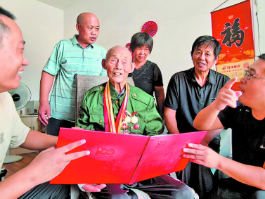 抗戰老兵講“紅色故事”